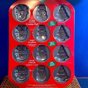 NWT Wilton Christmas Non-Stick 12 Cavity NonStick Snowman Reindeer Xmas Tree Pan